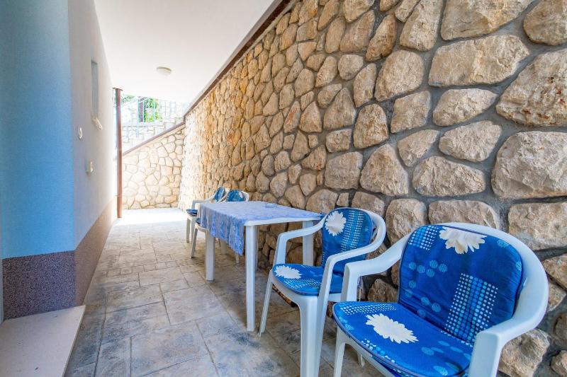 One-Bedroom Apartment with Terrace and Sea View image 4