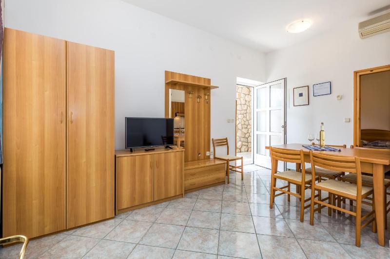 One-Bedroom Apartment with Terrace and Sea View image 3