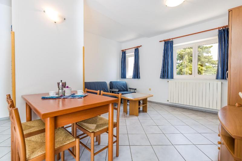 One-Bedroom Apartment with Terrace and Sea View image 4