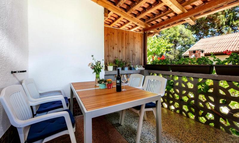 One-Bedroom Apartment with Terrace image 4