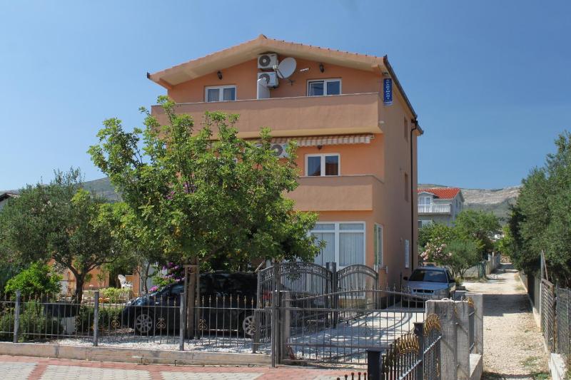 Apartments for families with children Kastel Stafilic, Kastela - 9211 Images
