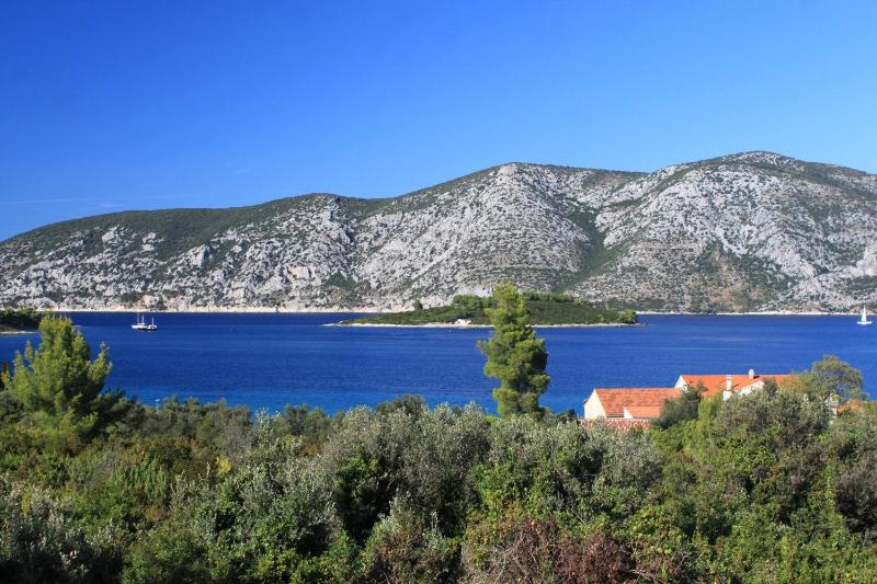 Three-Bedroom Apartment with Terrace and Sea View image 4