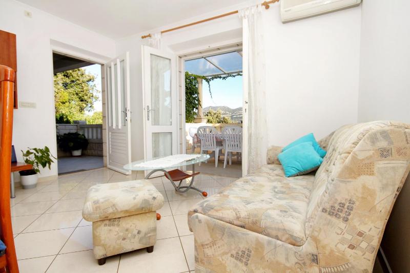 Three-Bedroom Apartment with Terrace and Sea View image 1