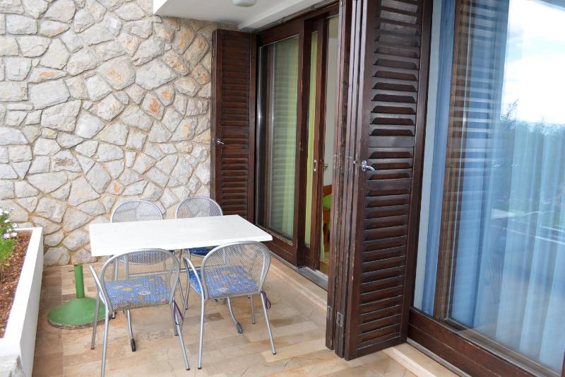 One-Bedroom Apartment with Terrace and Sea View image 4