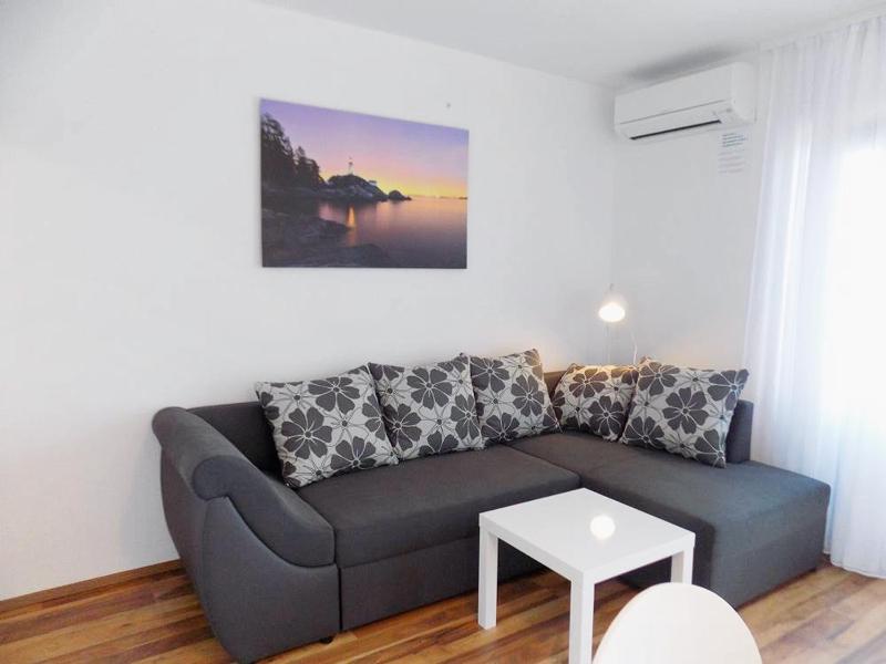 One-Bedroom Apartment with Terrace and Sea View image 1
