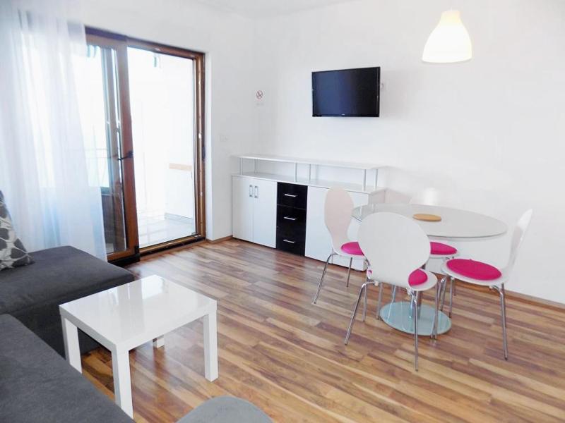 One-Bedroom Apartment with Terrace and Sea View image 4