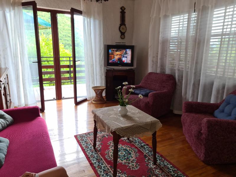 Three-Bedroom Apartment with Terrace and Sea View image 1