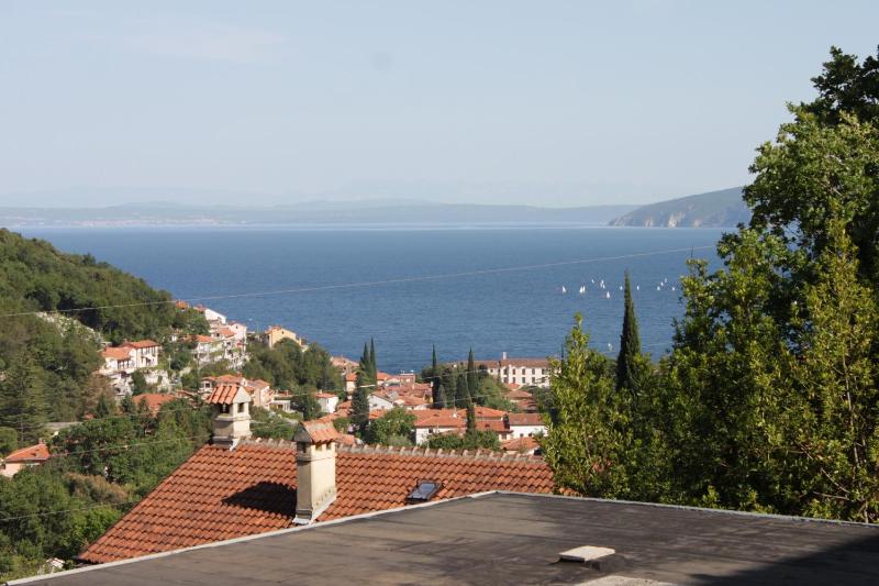 One-Bedroom Apartment with Terrace and Sea View image 3