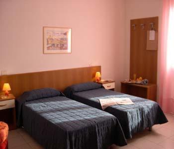 Double Room image 3
