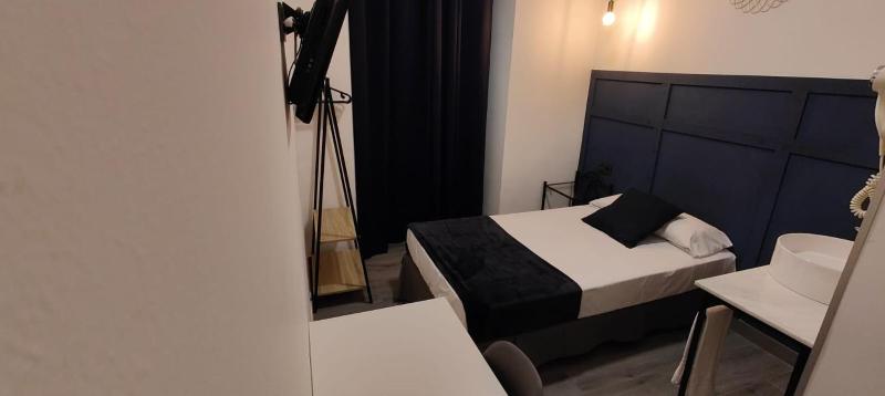 Single Room with Private Bathroom image 4
