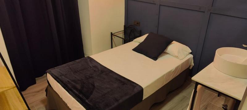 Single Room with Private Bathroom image 2