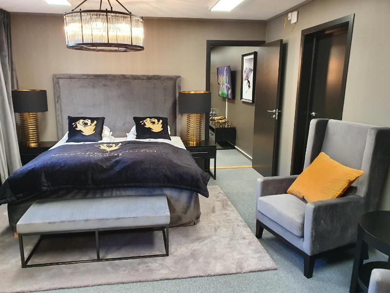 Suite with Garden View image 4