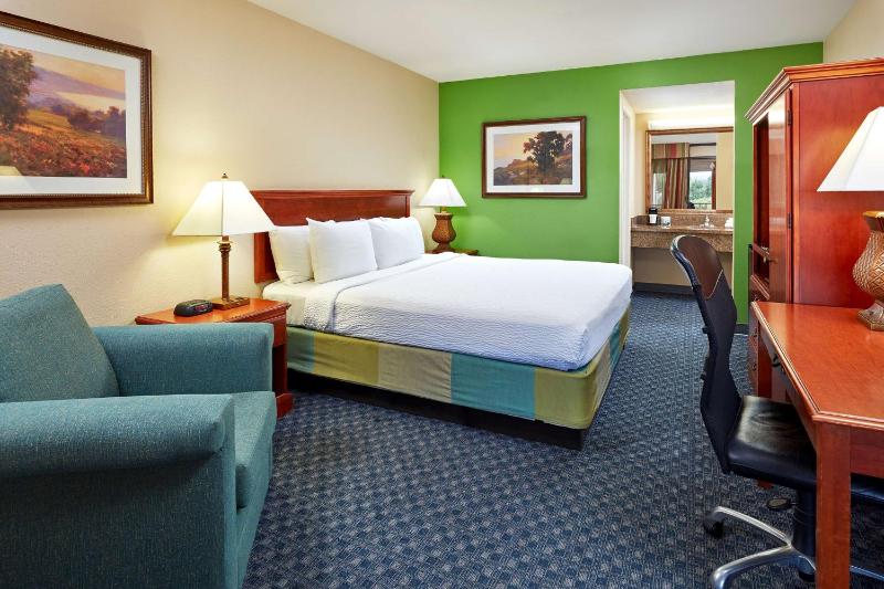 Queen Room - Disability Access image 1
