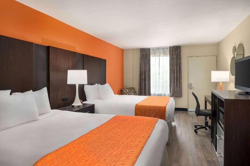 Queen Room with Two Queen Beds - Non-Smoking image 2