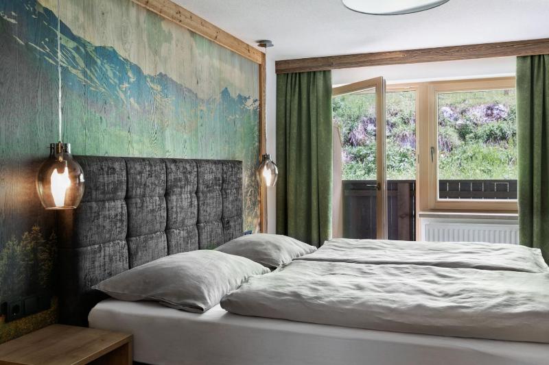 Deluxe Double Room with Shower image 3