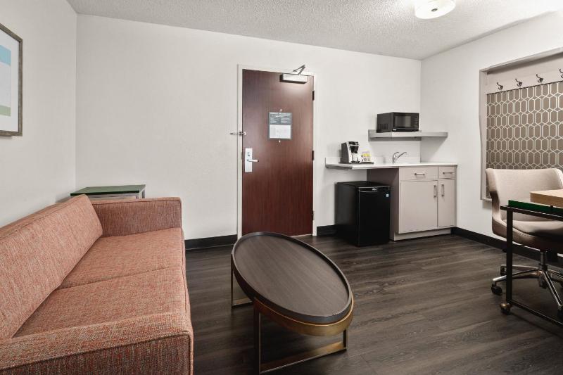 Premium King Room with Sofa Bed image 3