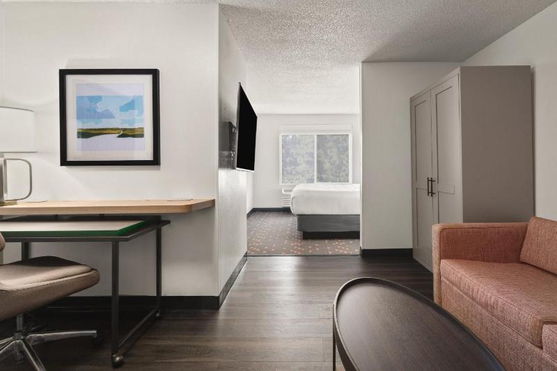 Premium King Room with Sofa Bed image 2