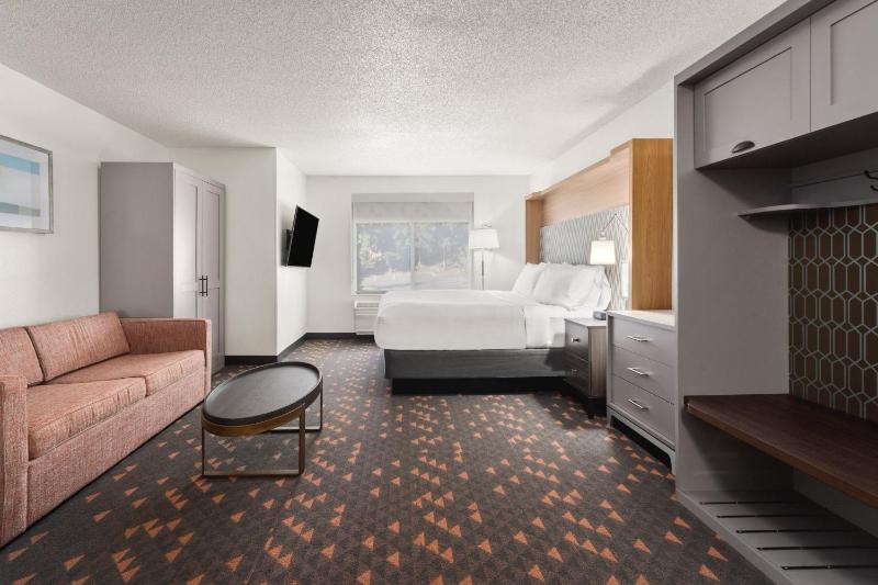Deluxe King Room - Hearing Accessible/Non-Smoking  image 2