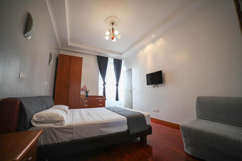 Triple Room with Private Bathroom image 3