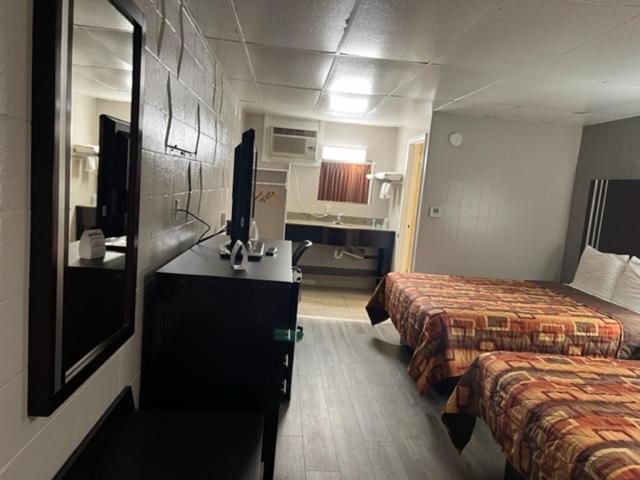 Standard Queen Room with Two Queen Beds - Non-Smoking image 4