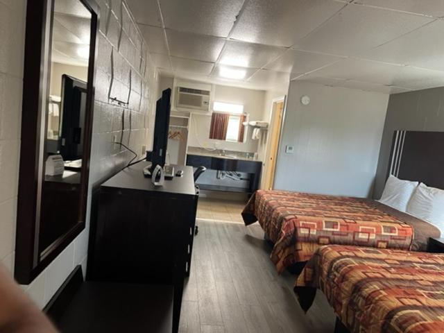 Standard Queen Room with Two Queen Beds - Non-Smoking image 2