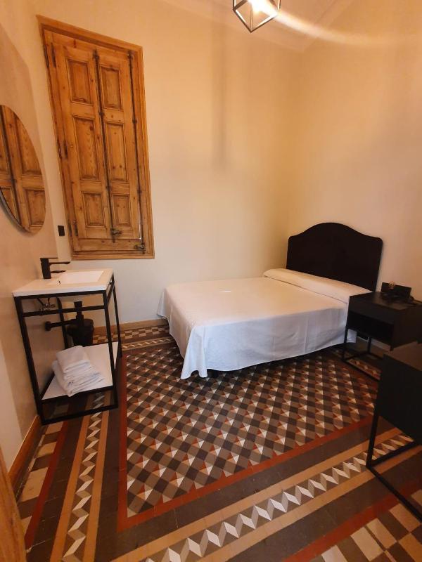 Standard Single Room with Shared Bathroom image 3