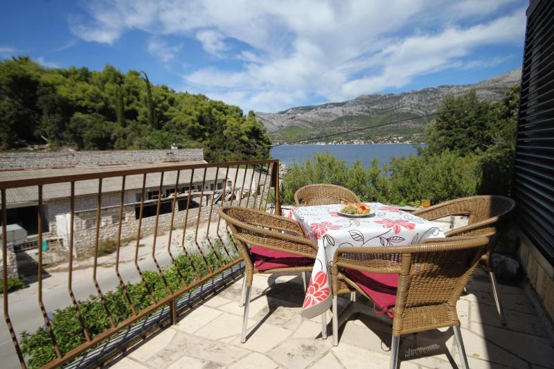 One-Bedroom Apartment with Terrace and Sea View image 4