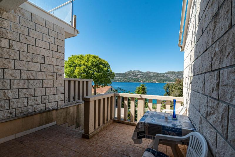 One-Bedroom Apartment with Terrace and Sea View image 3