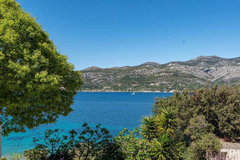 One-Bedroom Apartment with Balcony and Sea View image 3