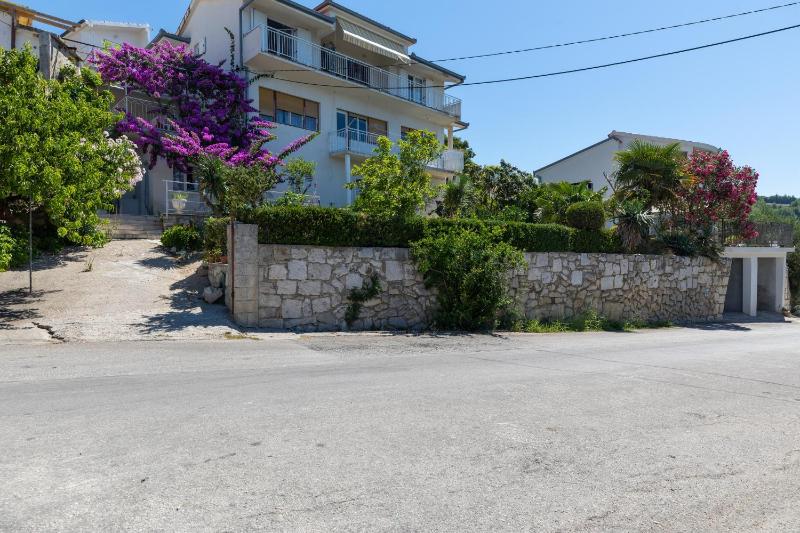 Apartments with parking space Sumpetar Omis - 9436 - image 1