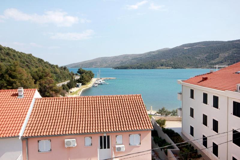 One-Bedroom Apartment with Balcony and Sea View image 3