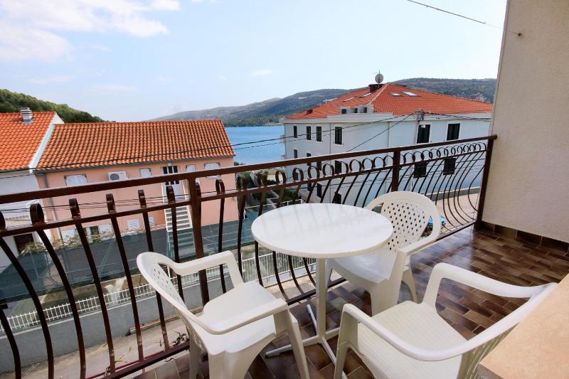 One-Bedroom Apartment with Balcony and Sea View image 4