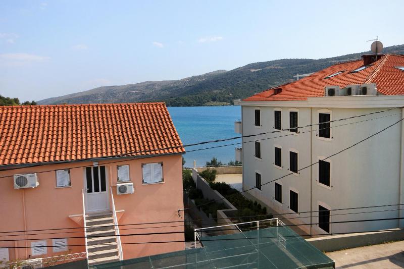 One-Bedroom Apartment with Balcony and Sea View image 3