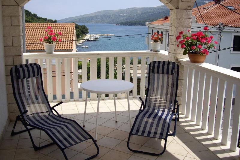 One-Bedroom Apartment with Terrace and Sea View image 3