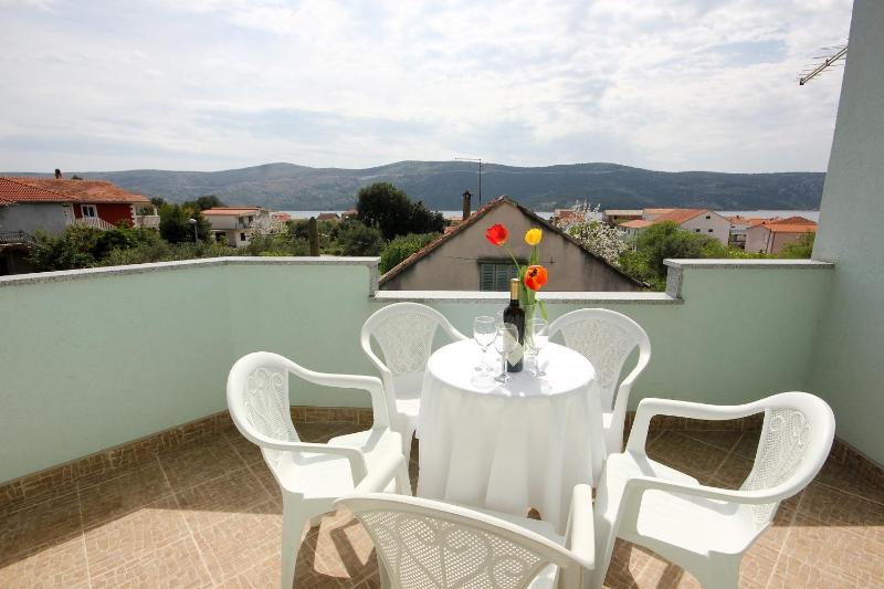 One-Bedroom Apartment with Terrace and Sea View image 4
