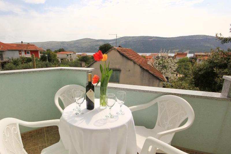 One-Bedroom Apartment with Terrace and Sea View image 3