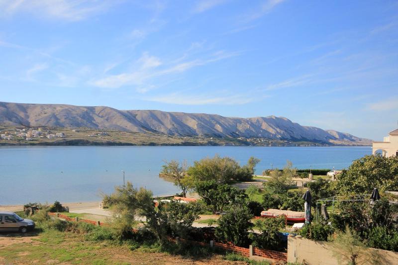 Three-Bedroom Apartment with Balcony and Sea View image 3