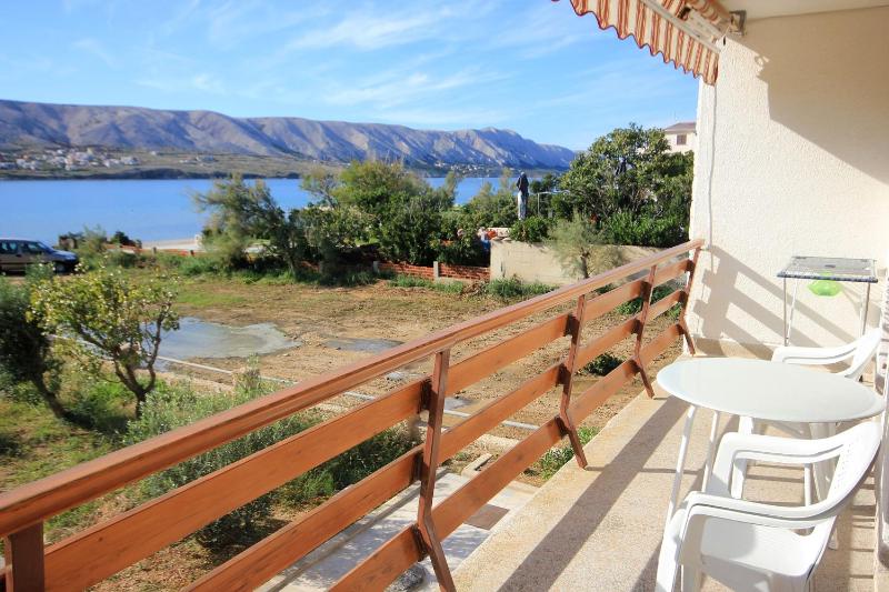 Three-Bedroom Apartment with Balcony and Sea View image 4