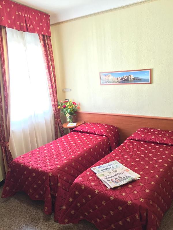Twin Room image 3