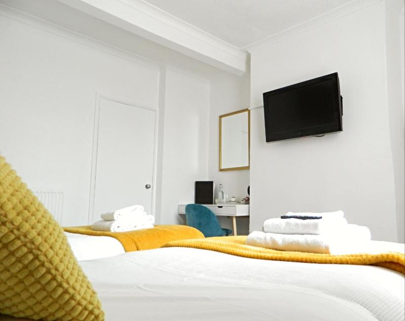 Twin Room image 4
