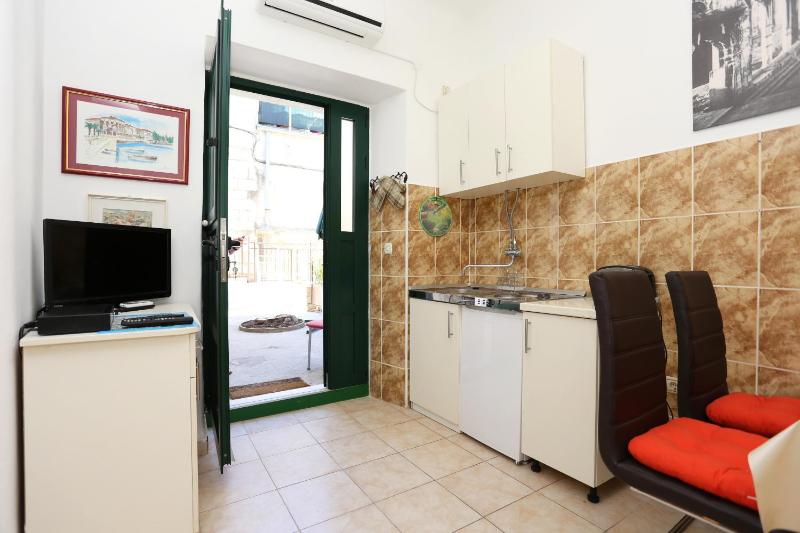 Apartments with WiFi Split - 10243 - image 6