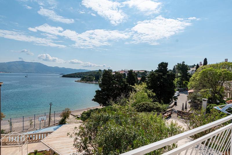 One-Bedroom Apartment with Balcony and Sea View image 3