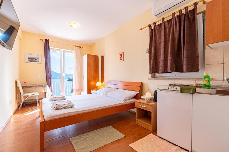 Studio with Balcony and Sea View image 1