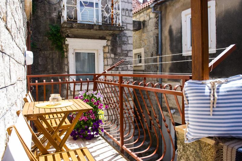 Apartments by the sea Kastel Stafilic Kastela - 10264 - image 9