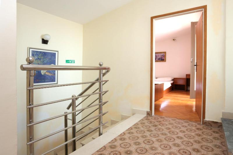 Three-Bedroom Apartment with Terrace and Sea View image 2