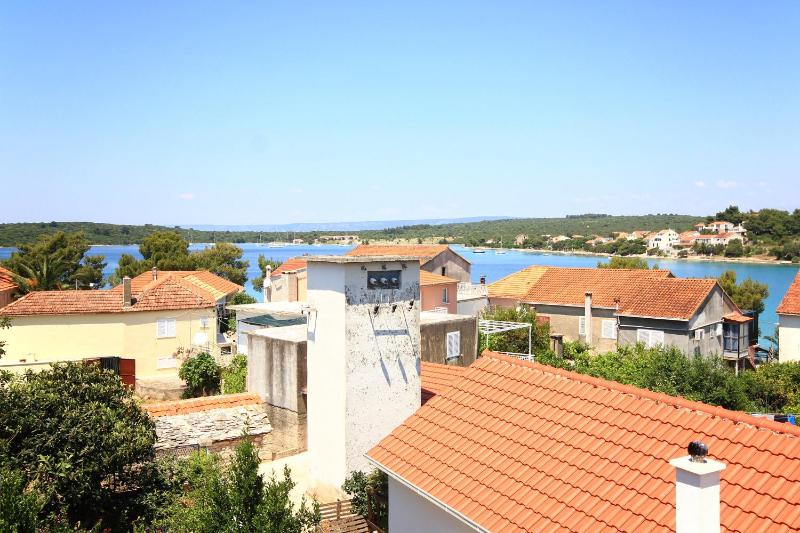 Two-Bedroom Apartment with Balcony and Sea View image 3
