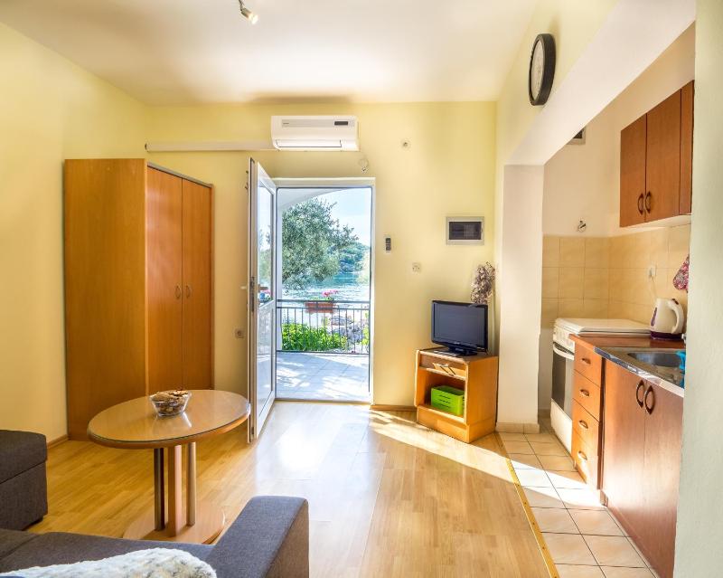 One-Bedroom Apartment with Terrace and Sea View image 1