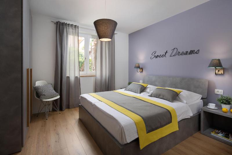 Three-Bedroom Apartment with Terrace and Sea View image 1