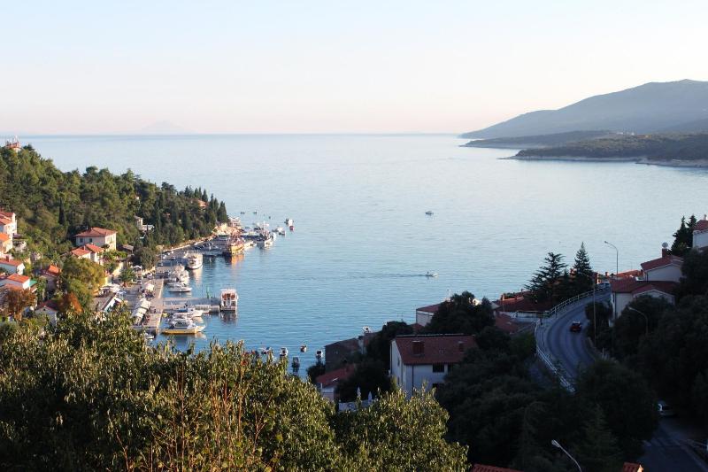 Three-Bedroom Apartment with Terrace and Sea View image 3