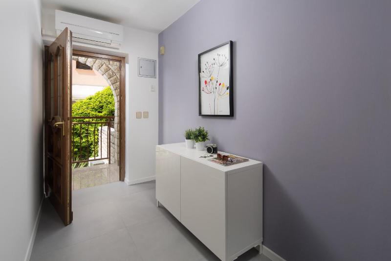 Three-Bedroom Apartment with Terrace and Sea View image 2